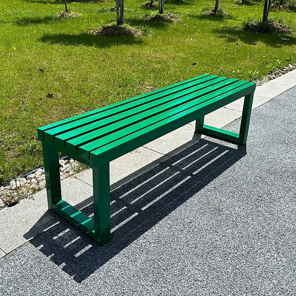 Odporna na warunki atmosferyczne metalowa ławka parkowa, konstrukcja bez oparcia dla 2-3 osób, siedzisko z listwami, nośność 400 kg, idealna do ogrodu, na patio, podwórko, trawnik, taras, przy basenie